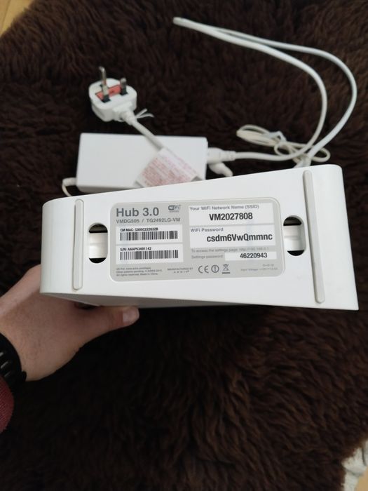 Zestaw trzech routerów używanych z UK