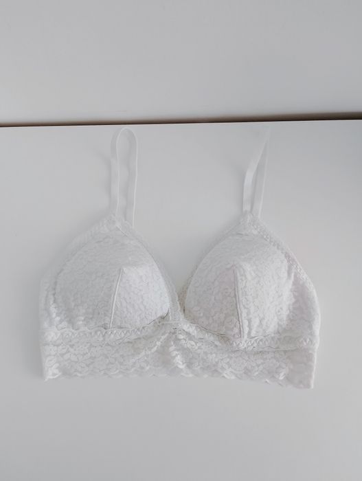 Biały biustonosz koronkowy H&M rozmiar M
Szerokość pod biustem 30,5 cm