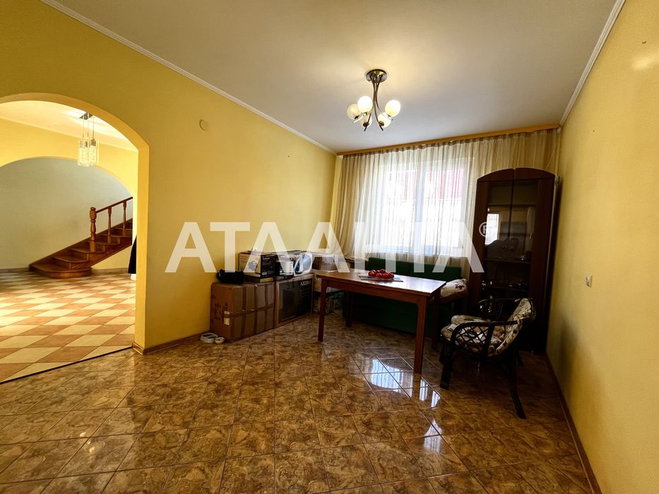 Продаж котеджу в смт Запитів + 10 соток землі.