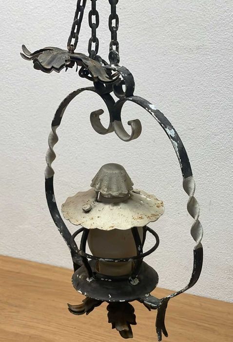 Candeeiro de teto antigo em ferro