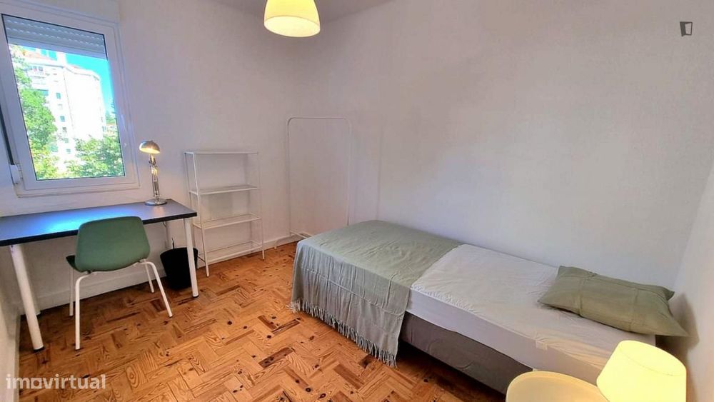 Quarto - localizado em Olivais Lisbon