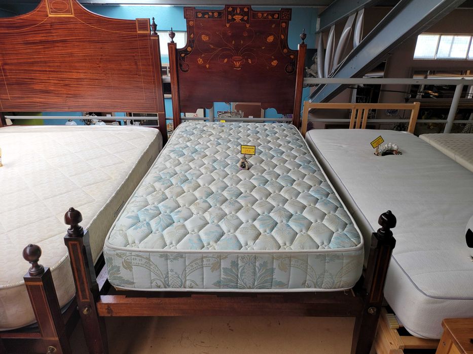 Cama de solteiro antiga em madeira maciça com estrado e colchão - ópt