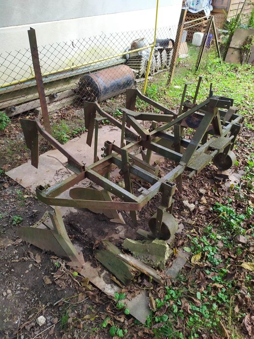 Продам  плужки, культиватор.