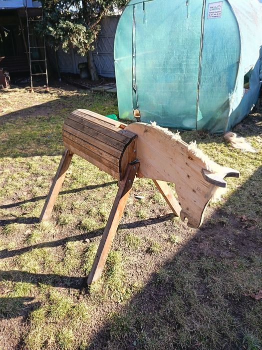 Koń drewniany z akcesoriami