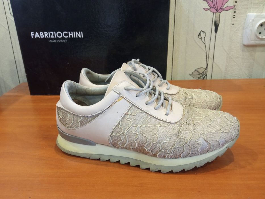 Продам женские демисезонные кожаные кроссовки La Pinta.