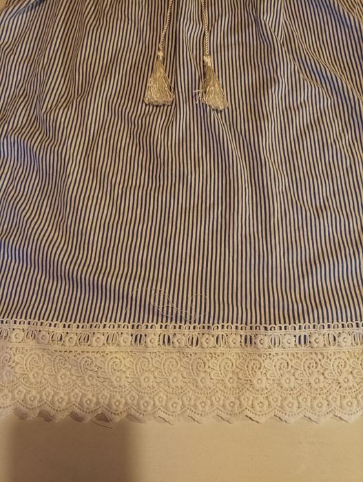 Blusa às riscas em azul e branco
