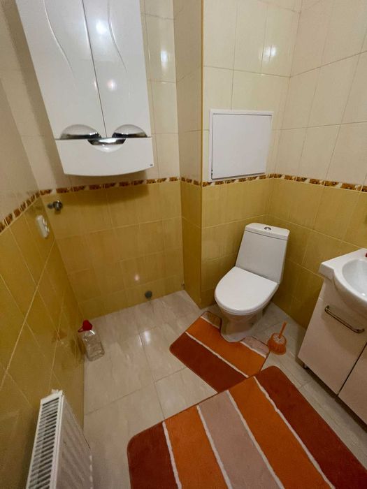 Продам великогабаритну трикімнатну квартиру. Центр. Закритий двір .