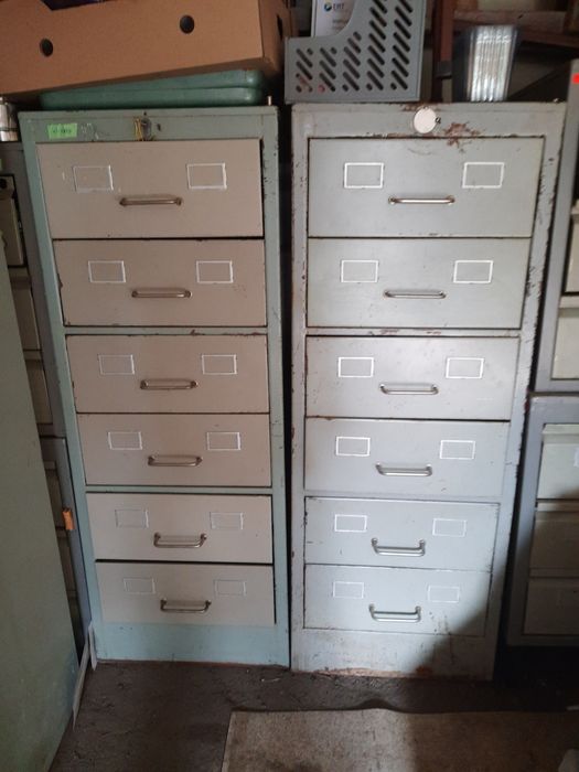 Продам шкаф железный для хранения