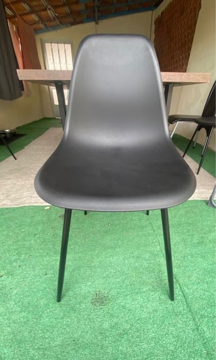 Cadeiras pretas plastico
