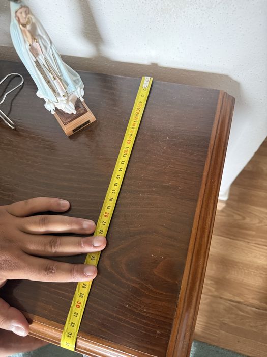 Mesa de Cabeceira em Madeira Maciça com 4 Gavetas – Excelente Estado