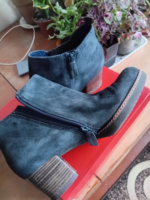 Женские ботинки кожаные замш , в  отличном состояние  , стелька 26,5 ,