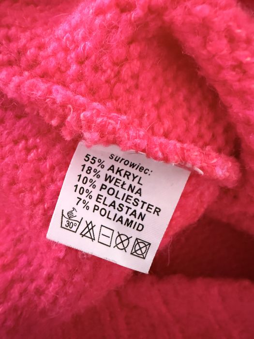 Różowy luźny sweterek z kapturem fuksja Sploty neon