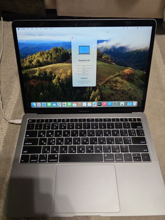 MacBook AIR A1932 в нормальному стані і подарунок