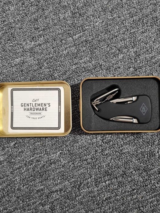 Multitool kieszonkowy z latarką