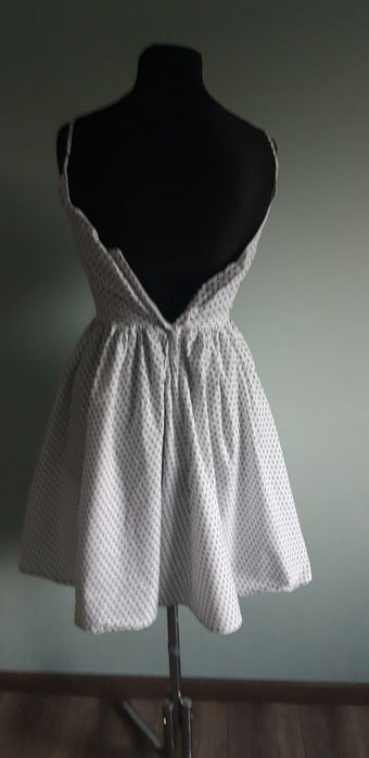 Biała sukienka w czarne kropki grochy S 36