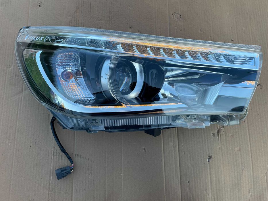 Lampa przód przednia prawa Toyota Hilux VIII LED Europa