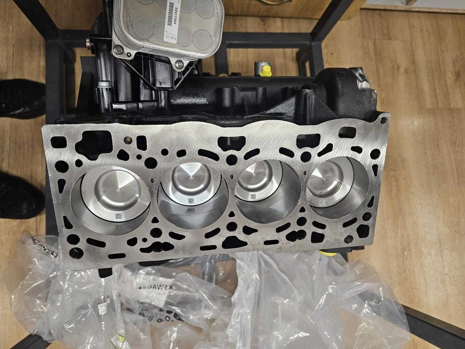 Fabrycznie nowy oryginał Volkswagen Silnik Dół  2.0 CXE CXF 205kM