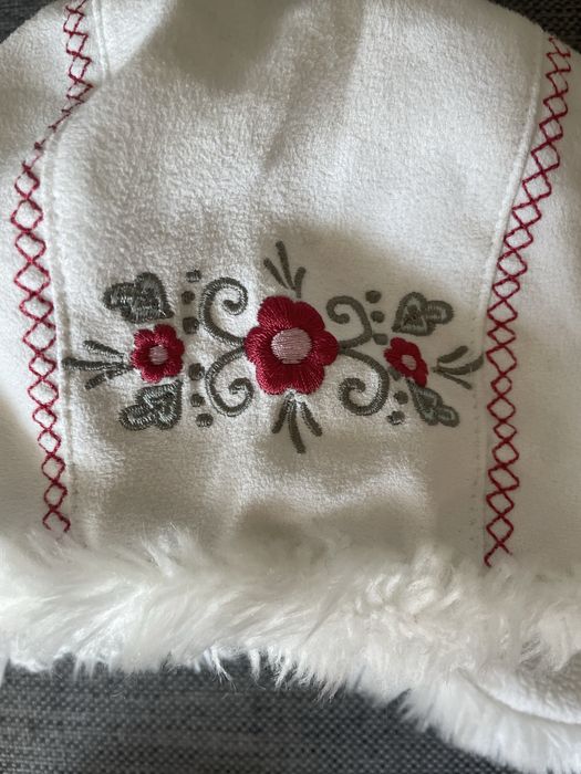 Ludowa czapeczka na uszy z pomponami.