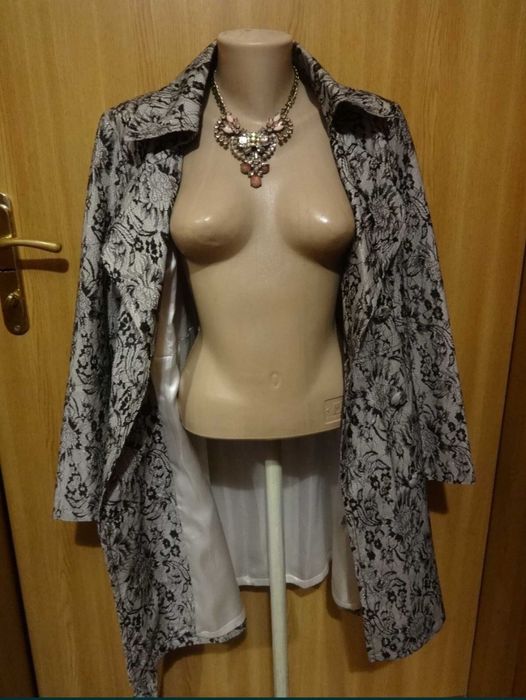 Красивый плащ Prada