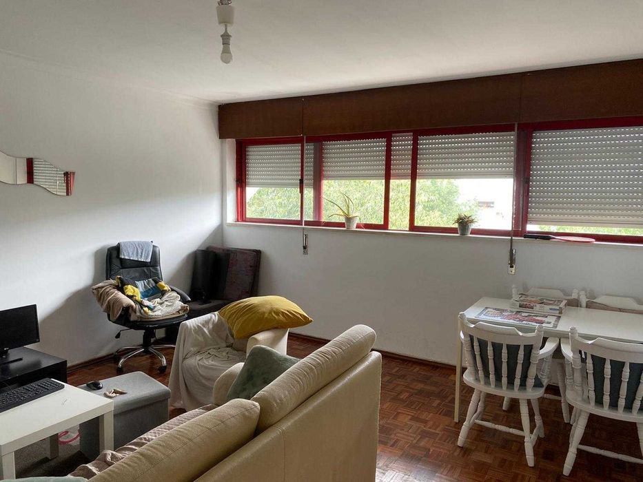 Aluga-se quarto individual