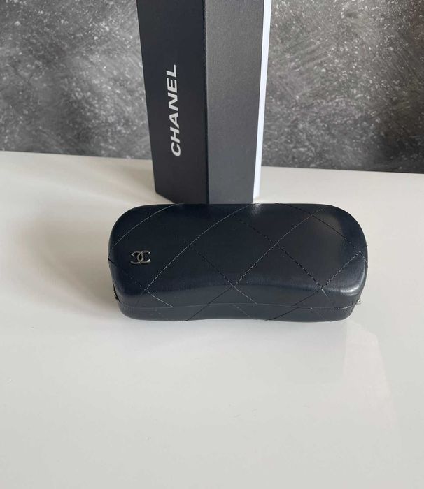Stylowy etui do okularów.