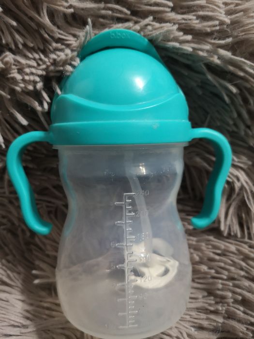 B.bok kubek z rurką i obciążnikiem