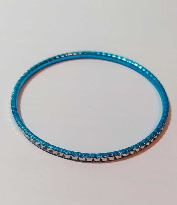 Pulseira de metal azul e prateada