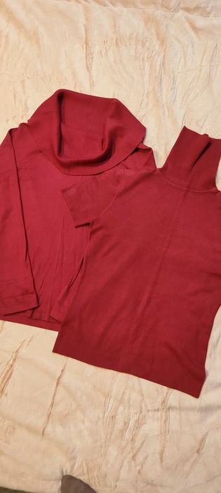 Продам два червоних светрика