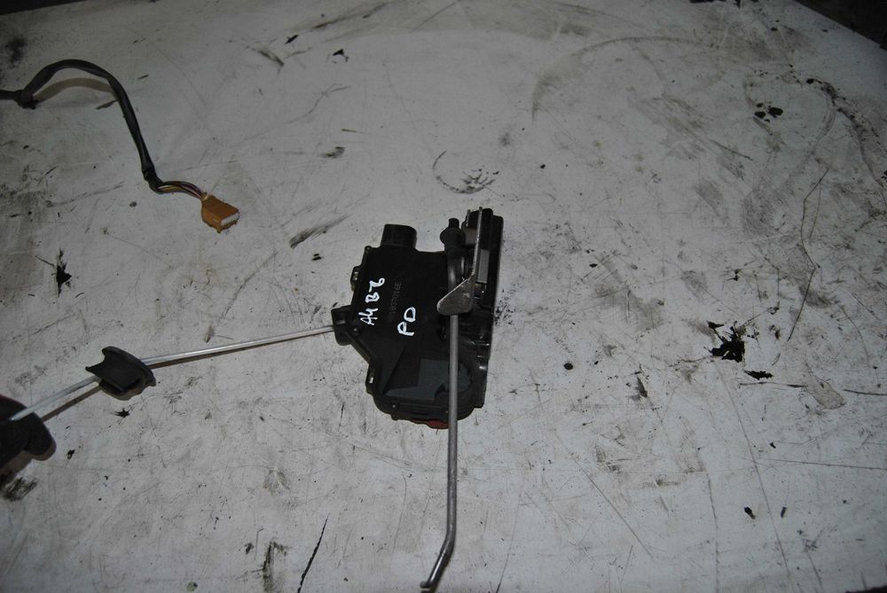 Zamek drzwi Audi A4 B6 1.9 TDi