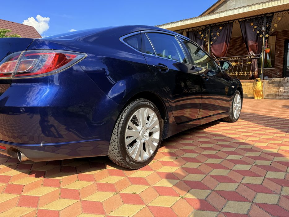 Продам свой  автомобиль MAZDA 6