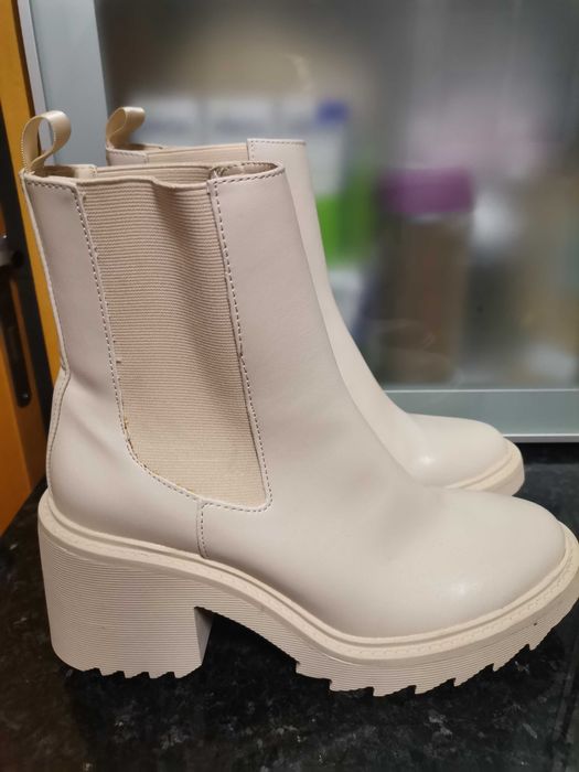 Botas beges Stradivarius NR 40