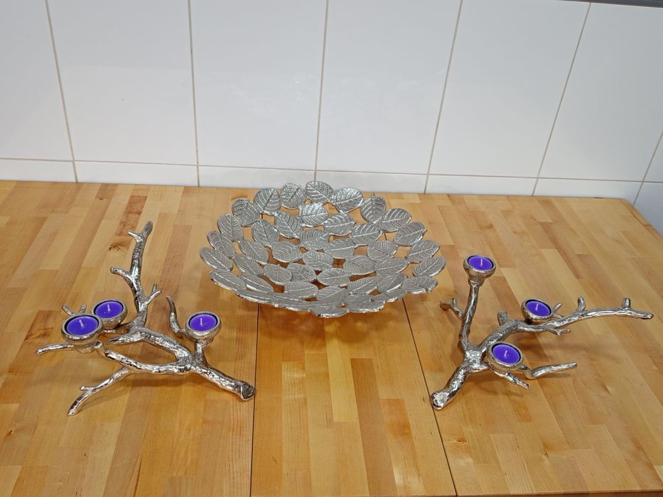 Conjunto de decoração em ferro cromado, para interior da casa.