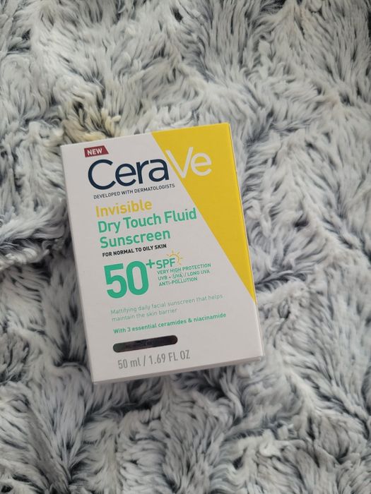 CeraVe niewidoczny matujący fluid przeciwsłoneczny skóra normalna i tłusta.