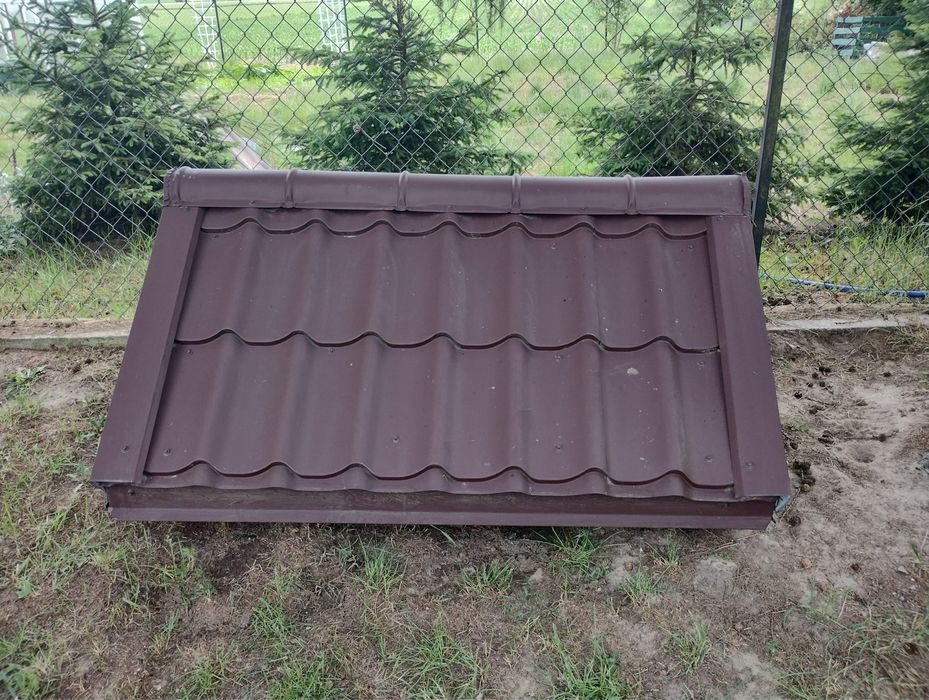 Elegancki solidny daszek, zadaszenie nad studnie