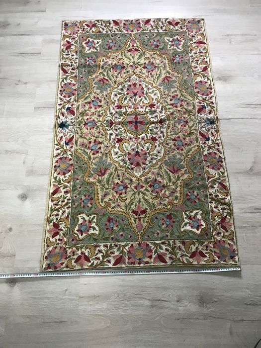 Conjunto de dois tapetes bordados a mão