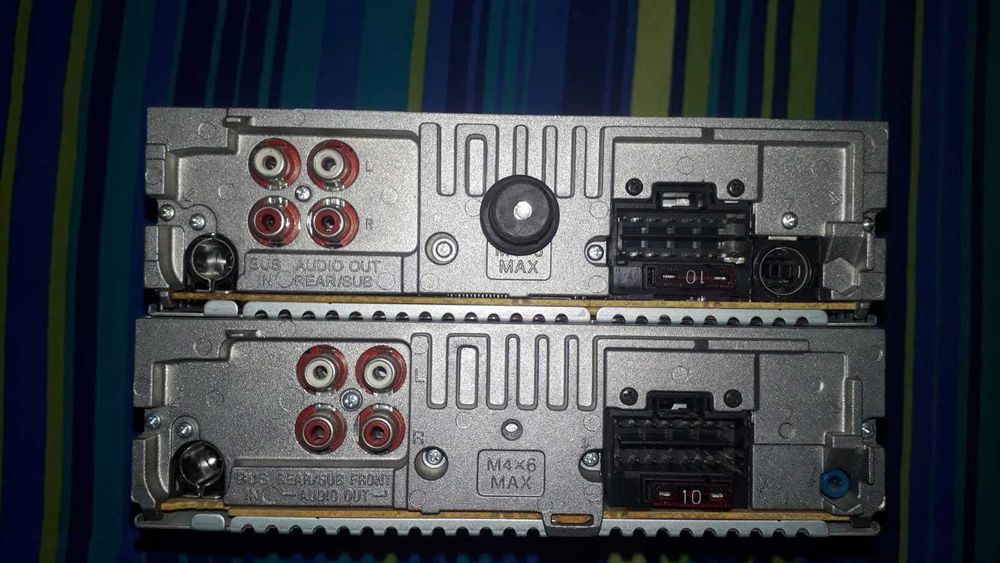 Dwa radia samochodowe Sony.