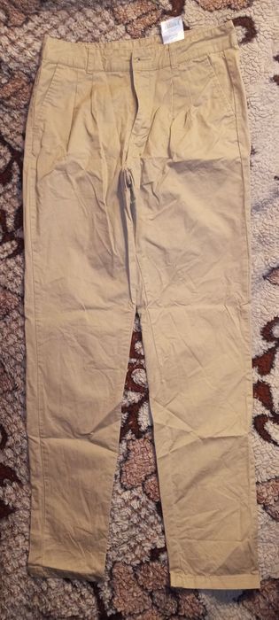 Beżowe spodnie..