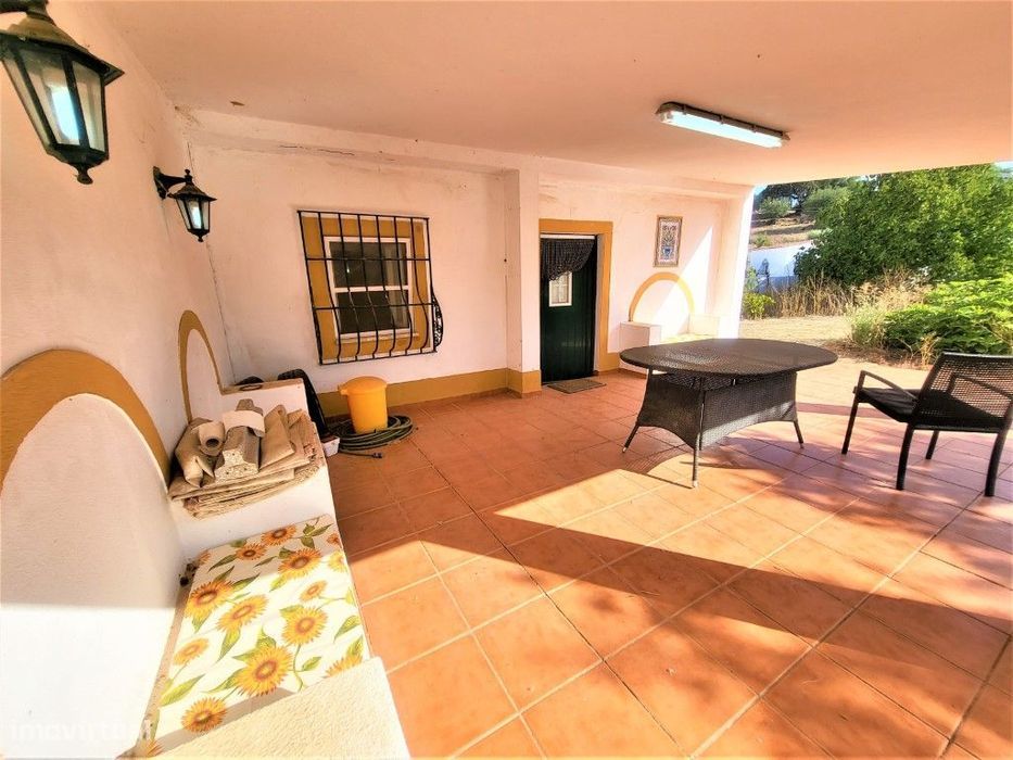 Quinta T2, com 11.000 m2, perto de Avis