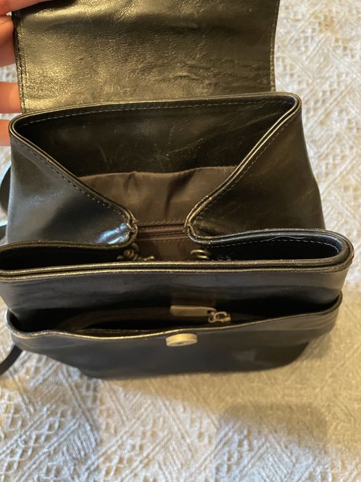 Mochila preta de pele