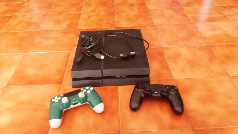 PS4 slim + 2 comandos