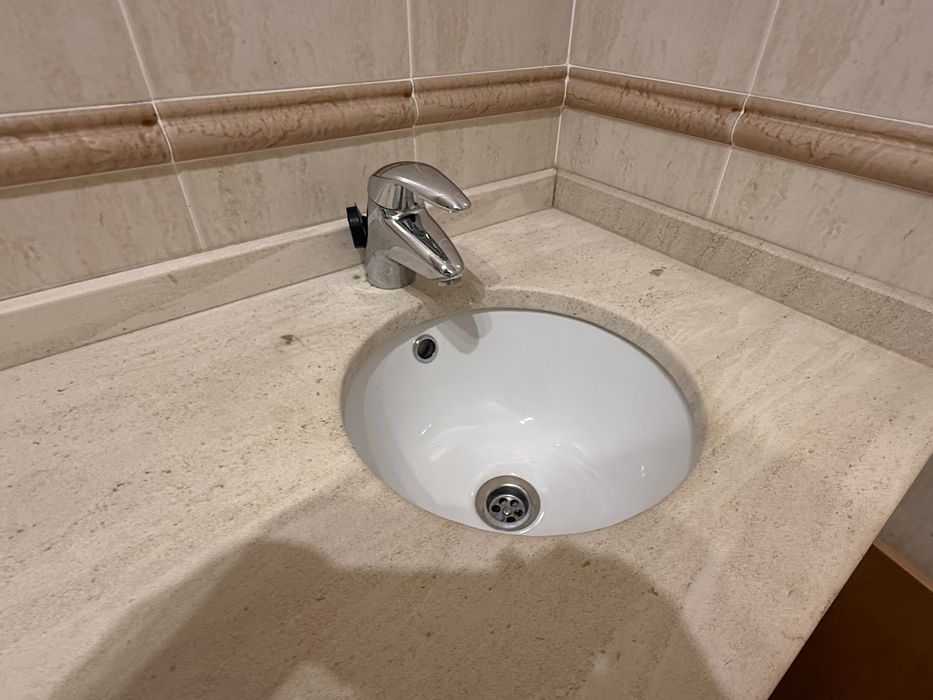 Movel com pedra pios e torneiras