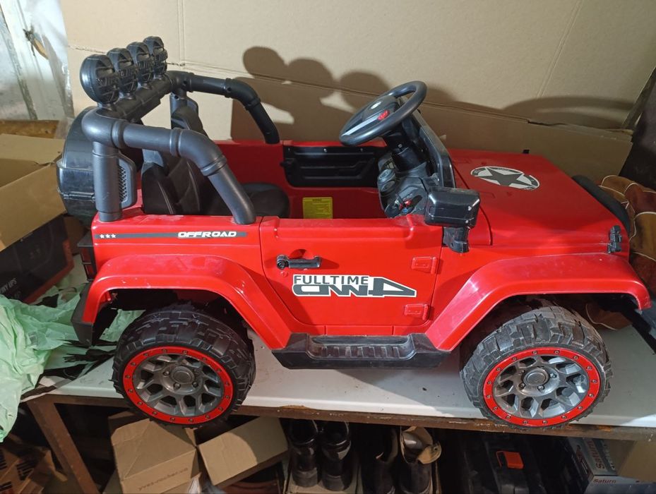 Детячий електромобіль з пультом керування