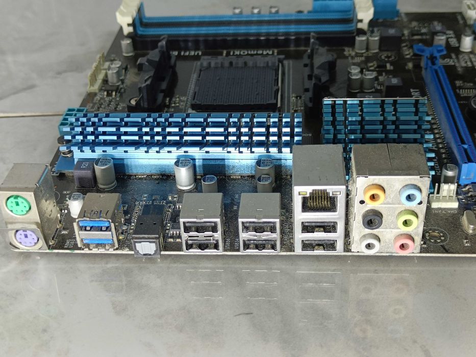 Материнська плата AMD ASUS M5A97 sAM3+ під FX у ВІДМІННОМУ стані