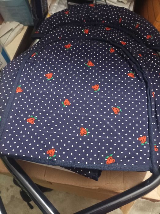 Cadeira de bebê de mesa nova dentro do plástico