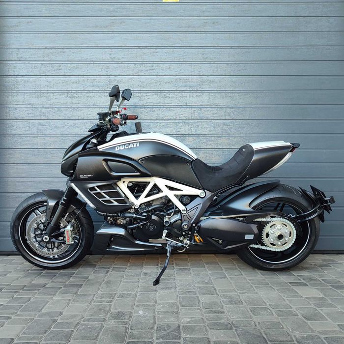 Продам мотоцикл Ducati Diavel 1200 AMG (2942)