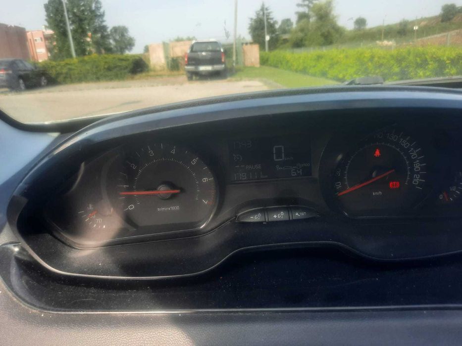Peugeot 208 1000cc 2015