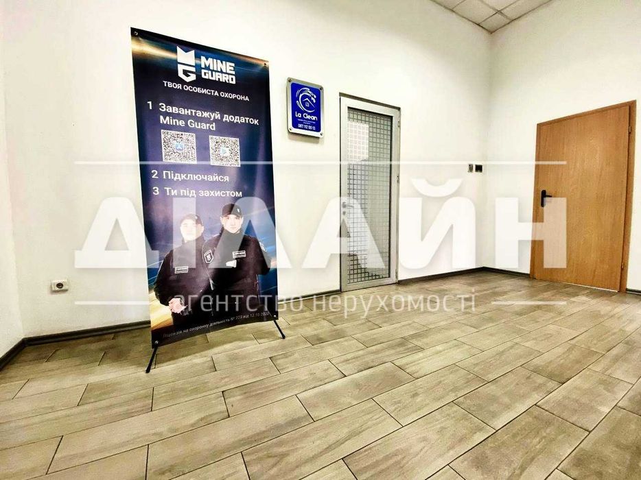 Будівля в центрі міста, біля пр. Соборний.