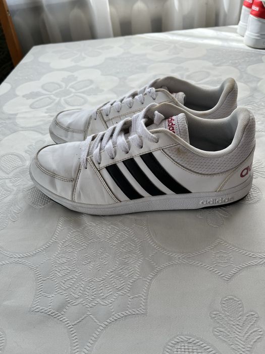 Кросівки adidas.