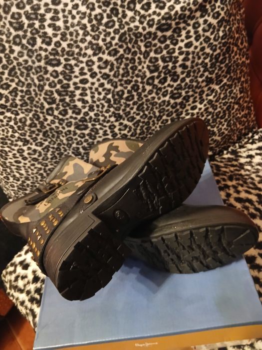 Botins novos em pele