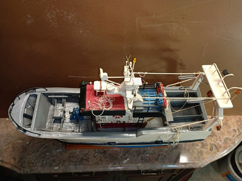 Barco em madeira para coleção, feito artesanalmente, medidas: 56/45cm.